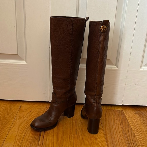 Tory Burch Brown Wyatt Stovepipe Pebbled Leather Gold Logo Tall boots Sz 6 - Picture 2 of 16